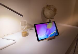 Un monitor de computadora sobre una mesa con un vaso en Amalfi Coast Sea View, en Vietri