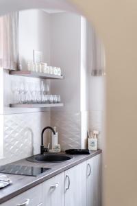 Kuchyň nebo kuchyňský kout v ubytování Be my apartman