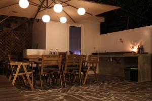 comedor con mesa, sillas y luces en Hostel Douro Backpackers, en Pinhão