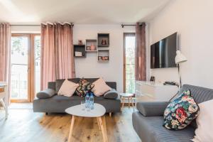 Televízia a/alebo spoločenská miestnosť v ubytovaní APARTAMENTY MIERZEJA - STEGNA PARK STUDIO, 500 m od plaży