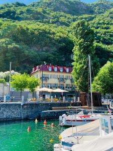 un gruppo di imbarcazioni ormeggiate in un bacino idrico di LUXURY SUITES ROCOPOM - Lake Front a Lecco