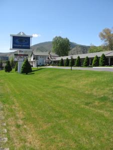 un edificio con un grande prato di fronte di Hanging Lake Inn a Glenwood Springs