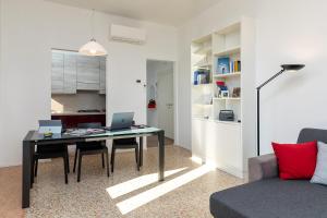 een woonkamer met een bureau met twee laptops erop bij Bolle Blu, TOP in Venetië-Lido