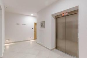 an empty hallway with a door in a building at Delightful Studio Soho City in Bar