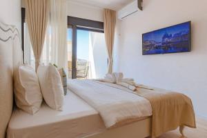 a white bedroom with a large bed with a window at Delightful Studio Soho City in Bar