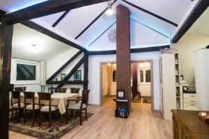 a dining room with a ceiling with a brick pillar at Apartman Jozefina in Netretić
