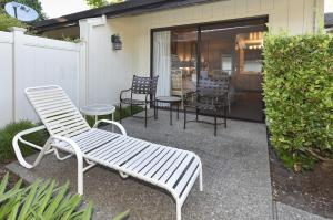 un gruppo di sedie e una panchina su un patio di 657 Cottages at Silverado residence a Napa