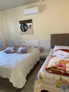 1 dormitorio con 2 camas individuales y ventilador en Pousada Pickler, en Urubici