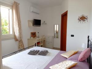 羅索利尼的住宿－VILLA BORGIA vicino NOTO，一间卧室配有一张床,上面有两条毛巾
