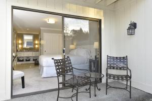 1 dormitorio con 1 cama, 1 mesa y 2 sillas en 683 Cottages at Silverado residence, en Napa