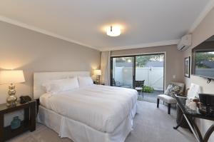 sypialnia z dużym białym łóżkiem i balkonem w obiekcie 683 Cottages at Silverado residence w mieście Napa