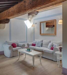 a living room with a couch and a table at Rambaldi Apartments Casa nr 2 in Bardolino