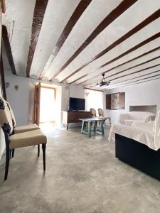 ein Wohnzimmer mit einem Sofa und einem Tisch in der Unterkunft Alojamiento Casa Veronica in Moratalla