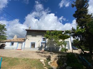 a white house with a tree in front of it at Alojamiento Casa Veronica in Moratalla