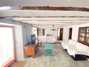 Una sala de estar con un sofá y un televisor. en Alojamiento Casa Veronica, en Moratalla 32 fotos más