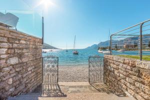 une porte menant à une masse d'eau dans l'établissement Hotel Val Di Sogno - Adults Only, à Malcesine