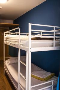 Uma ou mais camas em beliche em um quarto em Pensión San Fermín