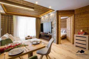 Televízia a/alebo spoločenská miestnosť v ubytovaní Luxusný Apartmán Kukučka Residence - Tatranské Apartmány