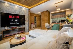 Televízia a/alebo spoločenská miestnosť v ubytovaní Luxusný Apartmán Kukučka Residence - Tatranské Apartmány