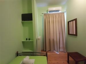 TV a/nebo společenská místnost v ubytování Christina Guest House