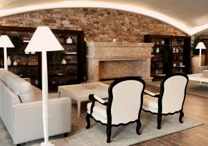 uma sala de estar com duas cadeiras e uma lareira em Buona Vitta Gramado Resort & Spa by Gramado Parks em Gramado