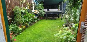 Jardín al aire libre en gemütliche Zimmer im Einfamilienhaus