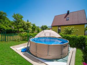 Bazén v ubytování Holiday Home Maja by Interhome nebo v jeho okolí