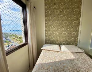 Un dormitorio pequeño con una cama y una ventana. en Residencial João Orisaka, en Samaritá 158 fotos más