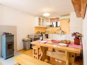 Kuchyň nebo kuchyňský kout v ubytování Holiday Home Maja by Interhome
