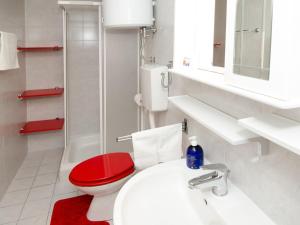 Koupelna v ubytování Holiday Home Maja by Interhome