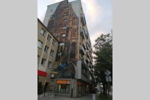 a tall building on the side of a street at Apartament z przepięknym widokiem w samym centrum in Częstochowa