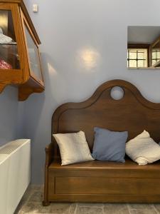 a wooden bench with two pillows on it in a room at Casa Cuoco in Civita Campomarano