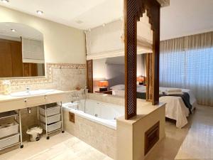 Posteľ alebo postele v izbe v ubytovaní Malibu Mansion Club la Costa World with Sea View and hydromassage bath in Mijas Costa
