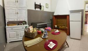 cocina con mesa de madera en La Torretta, en Orte