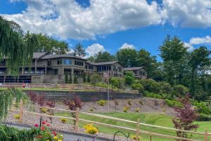 Zahrada ubytování Beautiful Connestee Falls Home with Porch in Brevard