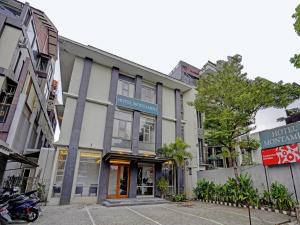 a building with a motorcycle parked in front of it at Super OYO Flagship 90501 Hotel Montameri in Bandung