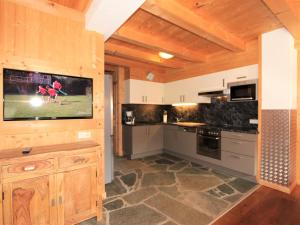Kuchyň nebo kuchyňský kout v ubytování Chalet Chalet Alois by Interhome
