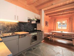 Kuchyň nebo kuchyňský kout v ubytování Chalet Chalet Alois by Interhome