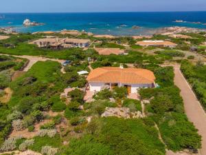 una vista aerea di una casa su una collina vicino all'oceano di Holiday Home Turriga by Interhome a Aglientu