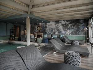 Bazén v ubytování Hôtel Bella Tola & SPA nebo v jeho okolí