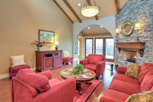 een woonkamer met rode meubels en een open haard bij Rustic Fayetteville Townhome with Fireplace and 3 Decks in Fayetteville
