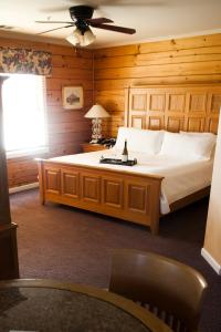 1 dormitorio con 1 cama grande en una habitación en Purple Orchid Resort & Spa, en Livermore