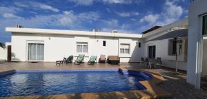 Bazén v ubytování Villa CLIMATISEE avec piscine privée, ras el ma nebo v jeho okolí
