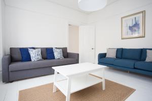 ein Wohnzimmer mit zwei Sofas und einem Couchtisch in der Unterkunft York House - on a beach road, sleeps 12, with sea views in Worthing
