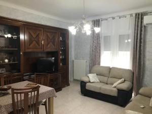 sala de estar con sofá y TV en Taras holiday house, en Taranto