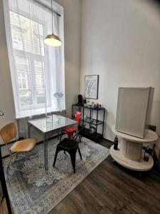 een woonkamer met een tafel en stoelen en een raam bij Industrial Studio am Neuen Dom in Linz