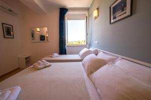 uma sala de estar com dois sofás e uma janela em Gatto Bianco Casalabate em Casalabate