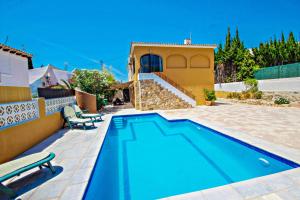 uma piscina num quintal com uma casa em Basetes - holiday home with private swimming pool in Calpe em Calpe