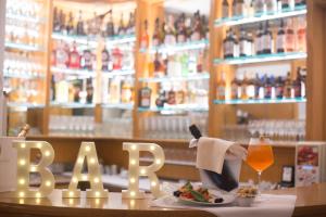 un bar con un plato de comida y una bebida en Gatto Bianco Casalabate, en Casalabate