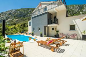 Bazén v ubytování Luxury Villa Emma with Private Pool nebo v jeho okolí